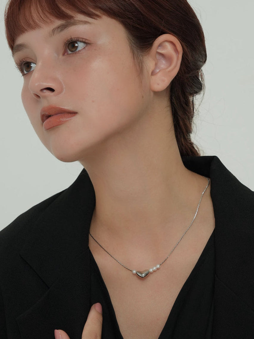 heart line pearl necklace